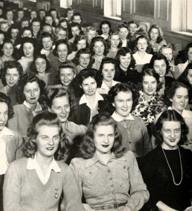 fotografie del 1942 di studentesse in assemblea 